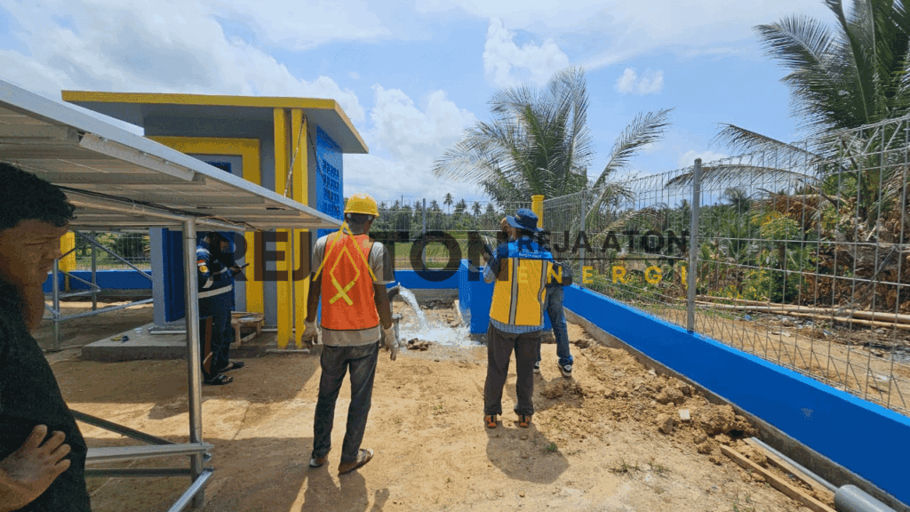 Jual Pompa Hybrid ACDC Lengkap dan Ready Stok di Surakarta, Distributor Resmi Pompa Hybrid ACDC di Melawi, Harga Pompa Hybrid ACDC PS2-4000 3-32 Lengkap dan Ready Stok untuk Air Bersih dan Dana Desa Sekarang di Aceh, Jual Pompa Tenaga Surya lengkap dan ready stok di Deli Serdang, Distributor Resmi Pompa Sibel Tenaga Surya di Wamena Dok. Rejaton Wamena sebagai wilayah dataran tinggi memiliki tantangan tersendiri dalam penyediaan air bersih yang berkelanjutan. Kondisi geografis, keterbatasan infrastruktur listrik, serta jarak antarwilayah menjadikan sistem pompa konvensional kurang efisien. Kebutuhan akan teknologi pompa air yang andal sangat penting bagi dinas pemerintahan, lembaga sosial non profit, kontraktor, kelompok tani, dan komunitas sosial. Pompa sibel tenaga surya menjadi solusi yang relevan karena mampu bekerja optimal di daerah terpencil dengan memanfaatkan energi matahari sebagai sumber daya utama. Rejaton sebagai Distributor Resmi Tenaga Surya Rejaton melalui rejaton.com hadir sebagai distributor resmi tenaga surya yang menyediakan pompa sibel tenaga surya berkualitas untuk wilayah Wamena. Sebagai distributor resmi, Rejaton memastikan setiap produk yang ditawarkan merupakan unit original dengan spesifikasi sesuai standar pabrikan. Rejaton juga memiliki pengalaman dalam mendukung berbagai proyek air bersih dan energi terbarukan, sehingga mampu memberikan rekomendasi sistem pompa yang tepat guna dan berorientasi jangka panjang. Teknologi Pompa Sibel Tenaga Surya dari Lorentz Pompa sibel tenaga surya yang didistribusikan Rejaton menggunakan teknologi dari Lorentz, produsen pompa tenaga surya asal Jerman. Berdasarkan keterangan resmi dari situs Lorentz, pompa dirancang untuk beroperasi langsung dengan panel surya tanpa baterai, sehingga sistem lebih sederhana dan efisien. Keunggulan teknologi Lorentz antara lain: Motor brushless DC dengan efisiensi tinggi dan umur pakai panjang. Desain khusus untuk sumur dalam dengan performa stabil. Konsumsi energi rendah dan ramah lingkungan. Tahan digunakan pada kondisi geografis yang menantang. Manfaat bagi Proyek Pemerintah dan Sosial Penggunaan pompa sibel tenaga surya memberikan manfaat signifikan bagi proyek pemerintah dan kegiatan sosial di Wamena. Sistem ini mendukung penghematan biaya operasional dan meningkatkan keberlanjutan program air bersih. Manfaat yang dapat Anda peroleh meliputi: Pengurangan ketergantungan terhadap listrik dan bahan bakar fosil. Operasional yang minim perawatan dan mudah dikelola. Dukungan terhadap program pembangunan berkelanjutan. Peningkatan akses air bersih bagi masyarakat di wilayah terpencil. Distributor Resmi Pompa Sibel Tenaga Surya di Wamena, Distributor Resmi Pompa Celup Tenaga Surya di Maluku Tengah, Spesifikasi Pompa Tenaga Surya Head : 140 meter Debit : 2 liter/detik PS24000 5-25 di Lahat, Harga Paket Pompa PS2-1800 C-SJ1-25 PS2-1800 C-SJ8-7 lengkap dan ready stok untuk PAMSIMAS update tiap bulan di Purwakarta